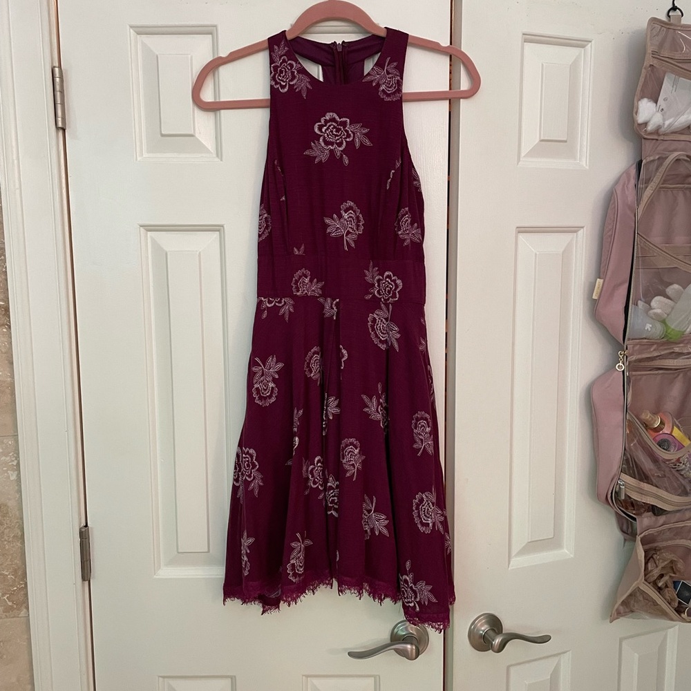 Elegant Floral Sleeveless Dress - Maroon